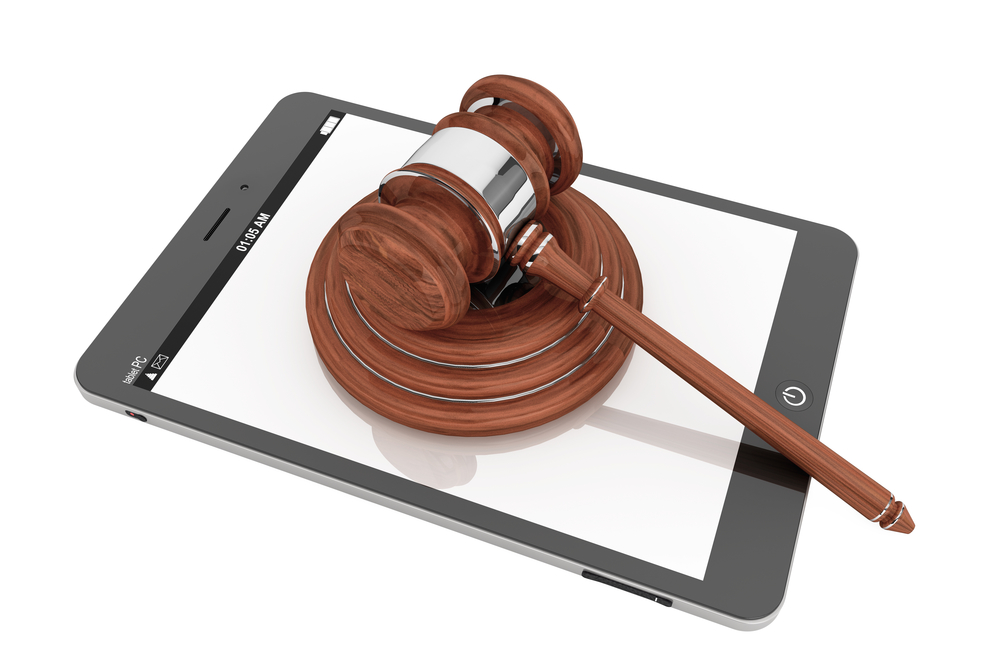 Concept d'affaires en ligne. Tablet PC avec un gavel