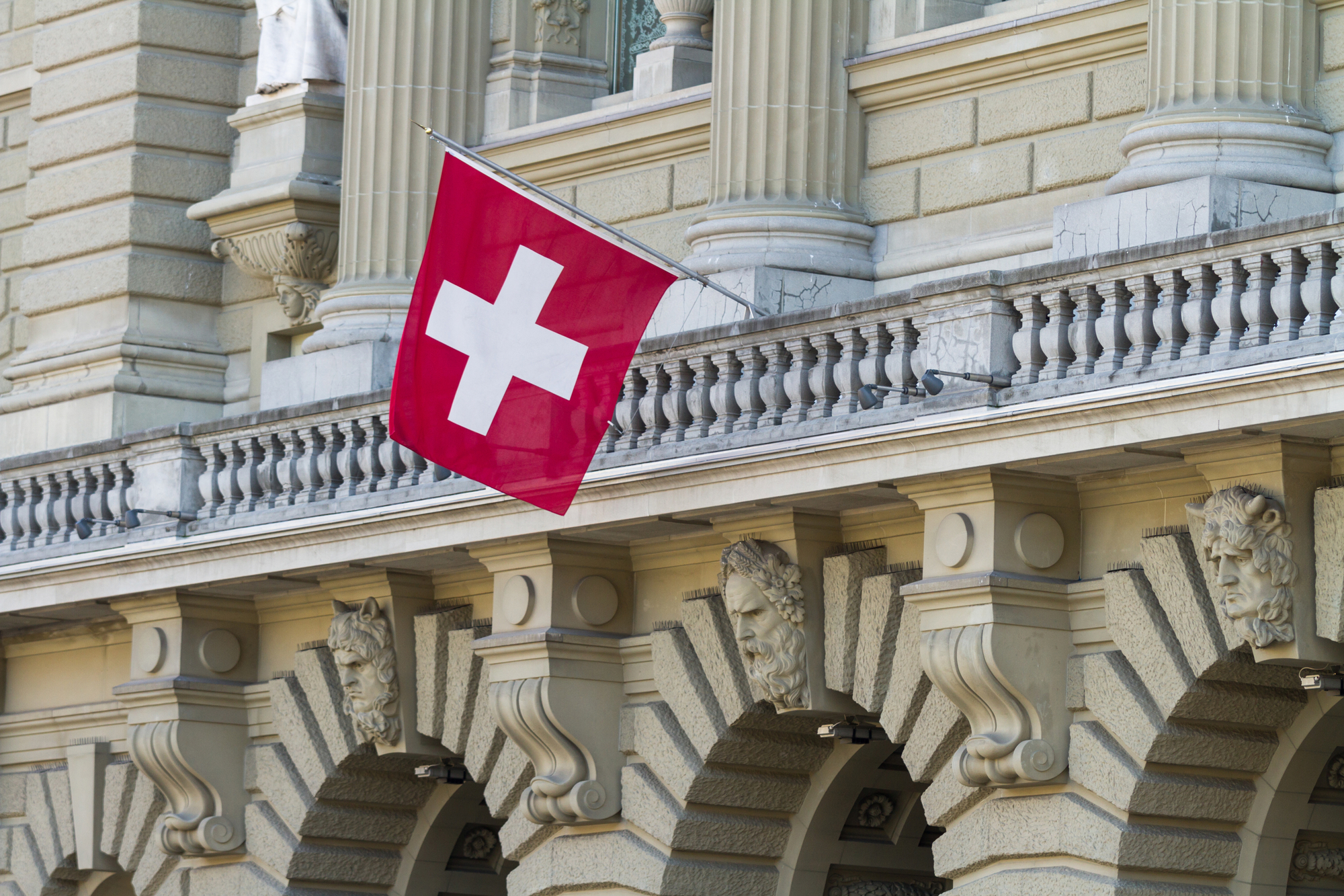 Facciata del Bundeshaus con bandiera svizzera a Berna, Svizzera