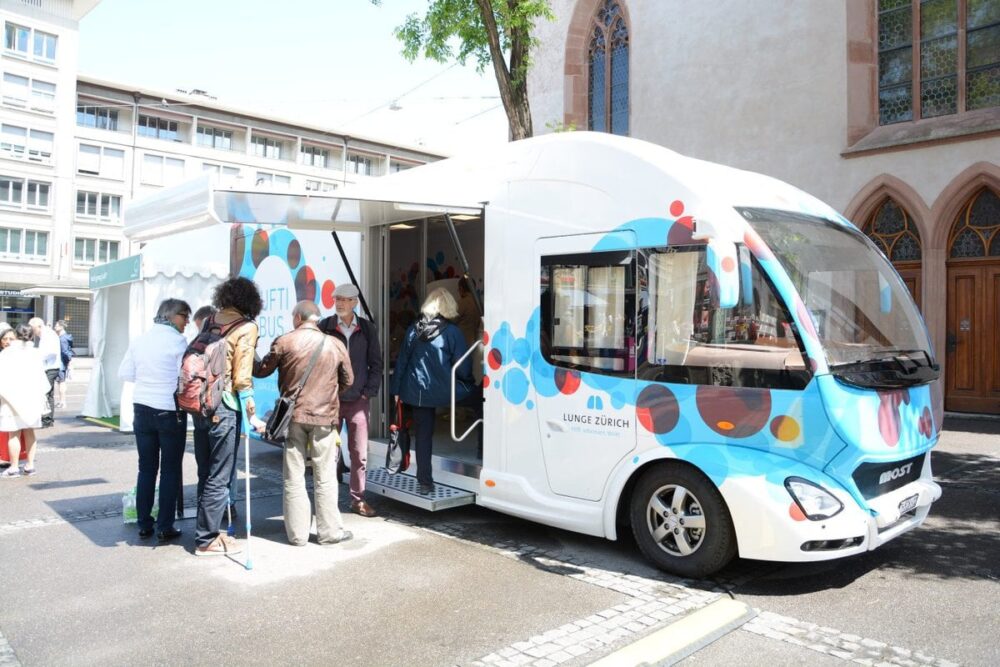 Le bus de prévention de LUNGE ZÜRICH se trouve sur le Rathausbrücke en ville de Zurich et propose des tests de fonction pulmonaire gratuits de 11h à 18h sans interruption © LUNGE ZÜRICH