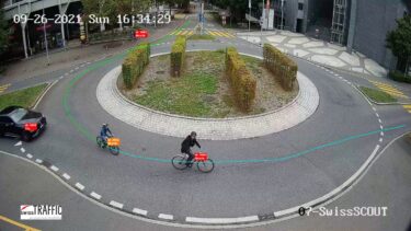 Cyclists in the traffic circle do not let themselves be pushed away