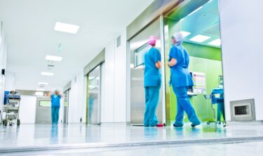 Initiative sur les soins : une nouvelle loi pour améliorer les conditions de travail dans le secteur des soins