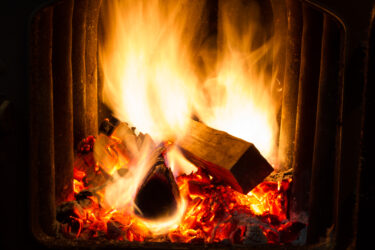 Beware of fine dust: wood-burning stoves cause a lot of pollution.
